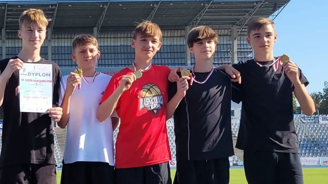 chlopcy-sztafeta-medal