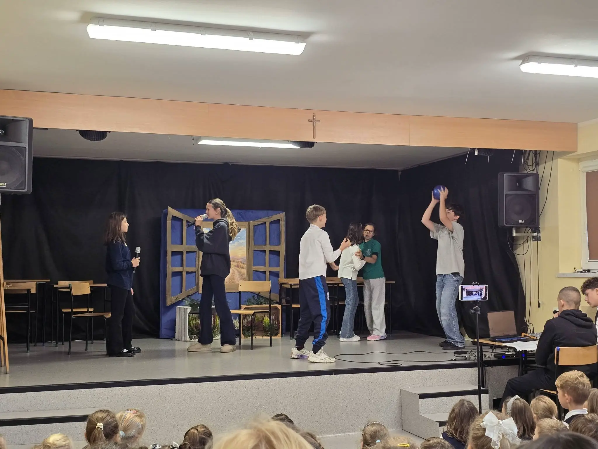 Uczniowie przygotowali przedstawienie na Dzień Edukacji Narodowej